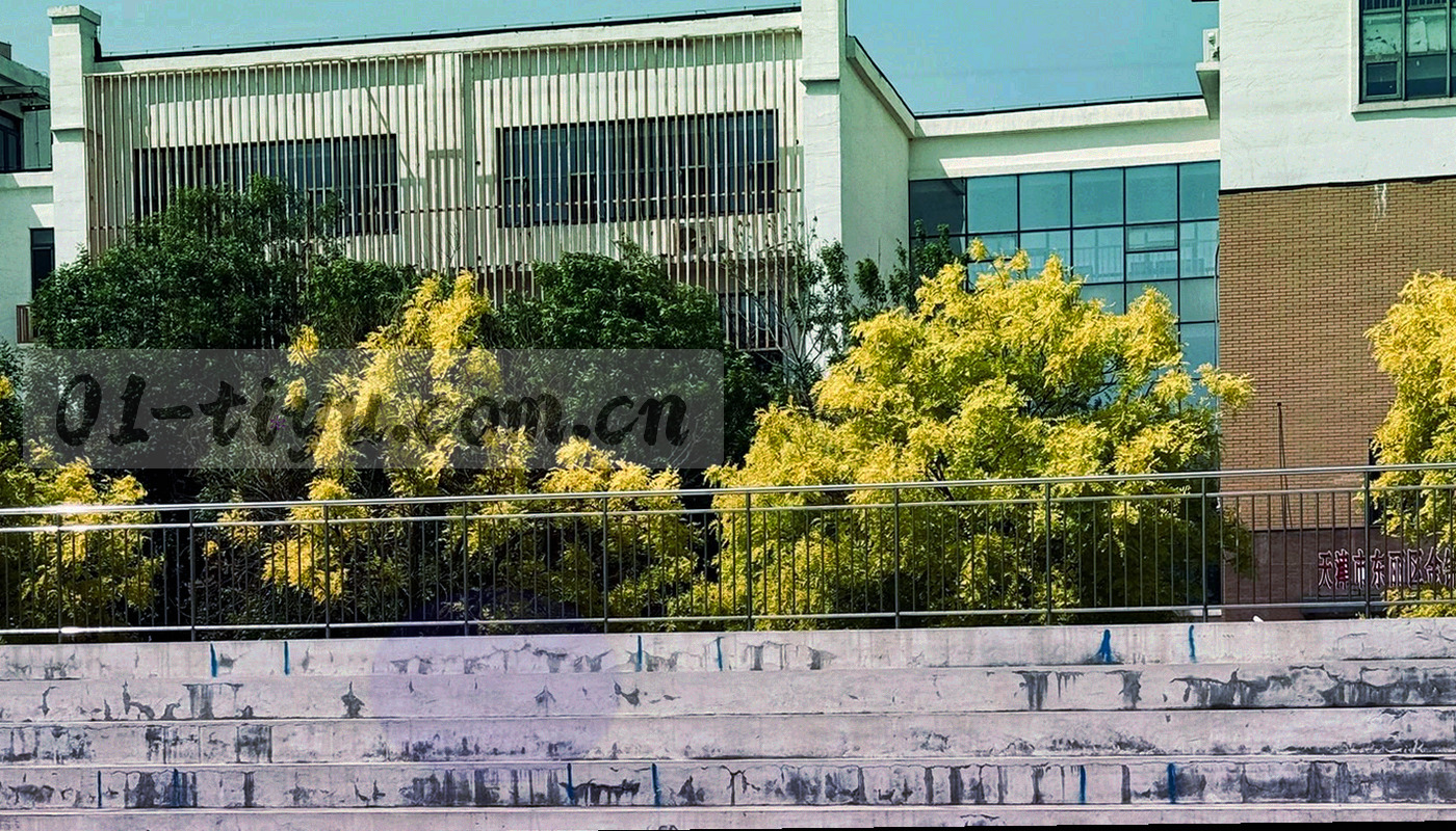 桌面端宽表赛程总览界面示意，多列时间与状态标签清晰排列